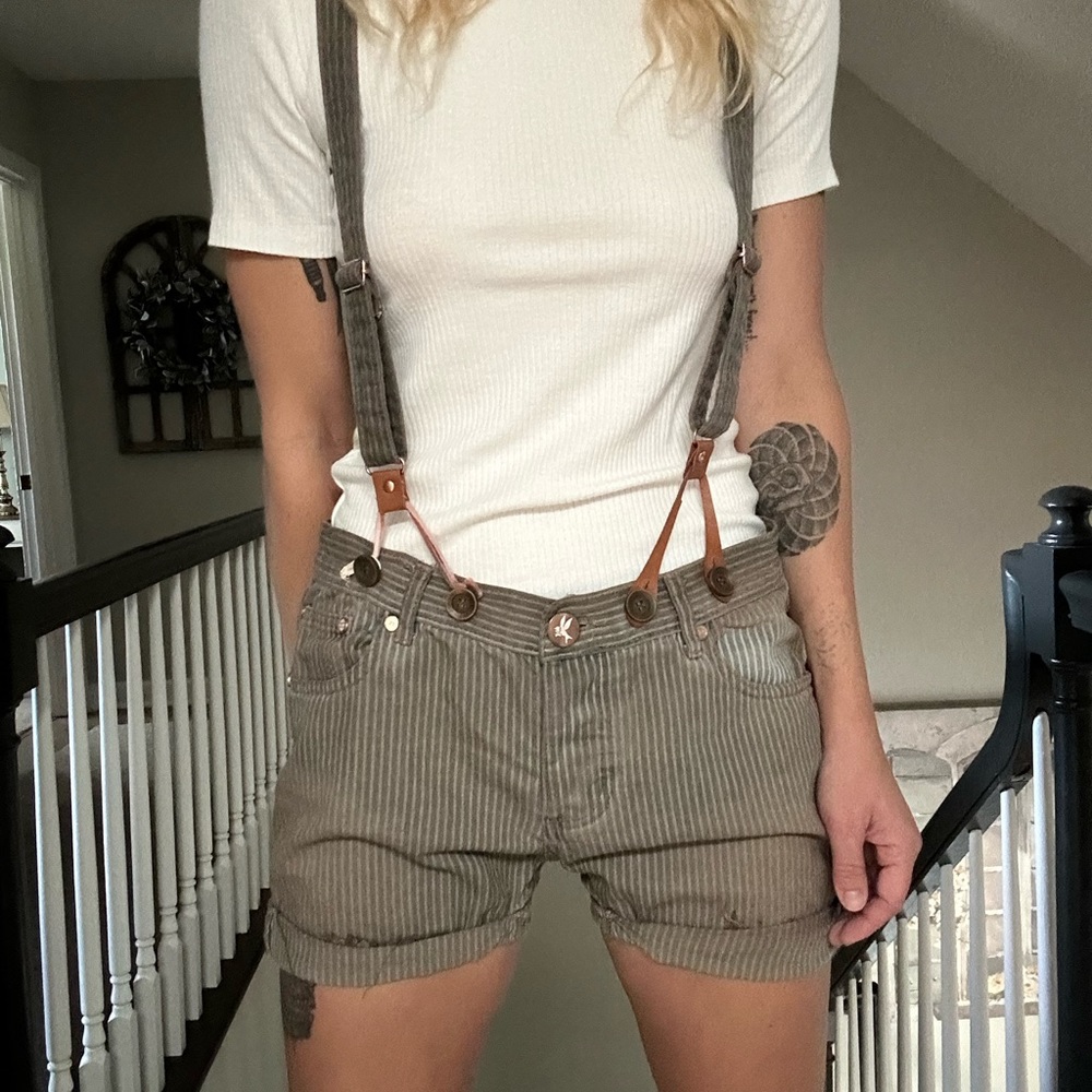 🌑 S O L D 🌑 
One teaspoon railroad suspender shorts